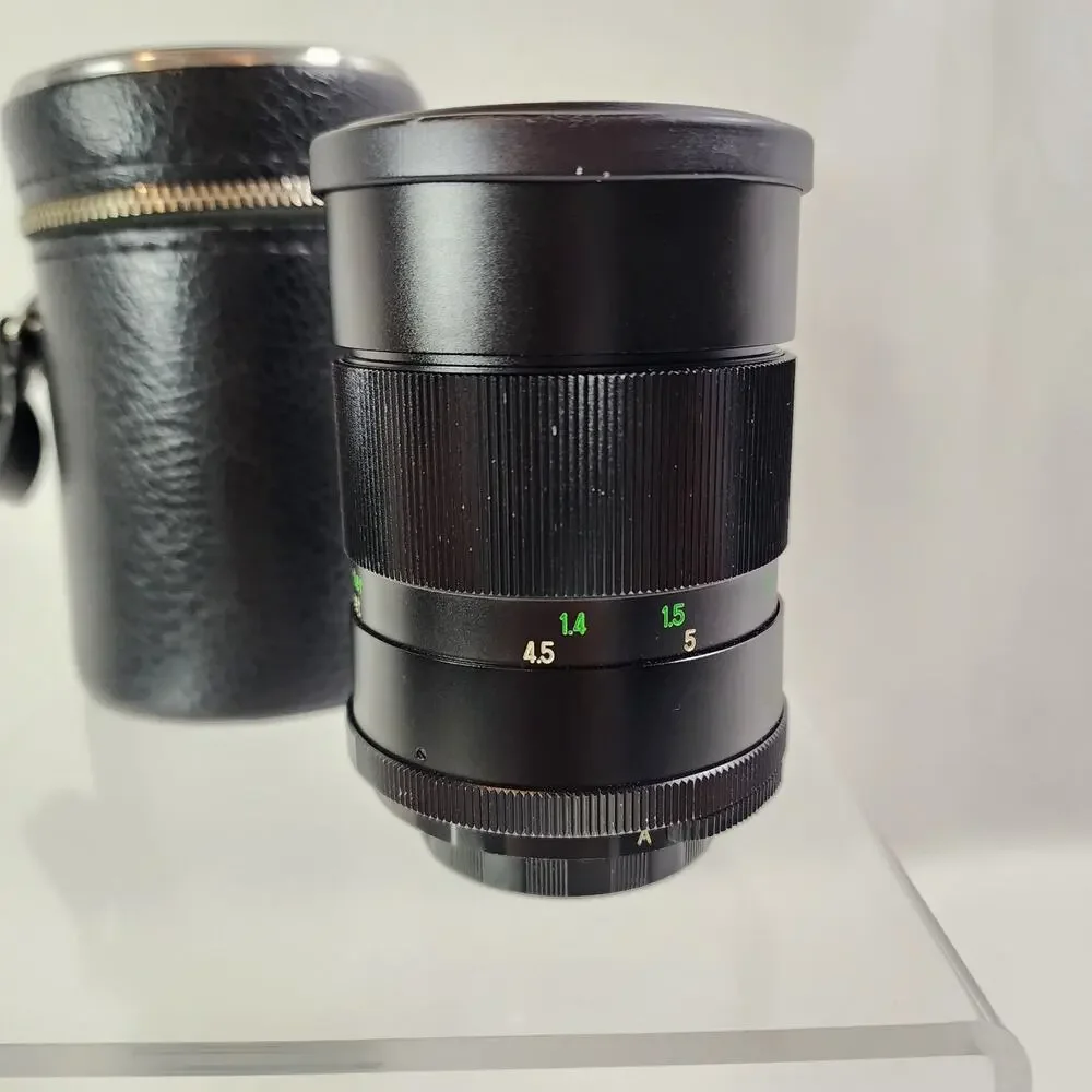 Vivitar 135mm 1/2.8 Telephoto Lens w/ Caps No. 28230016 Comes With Case